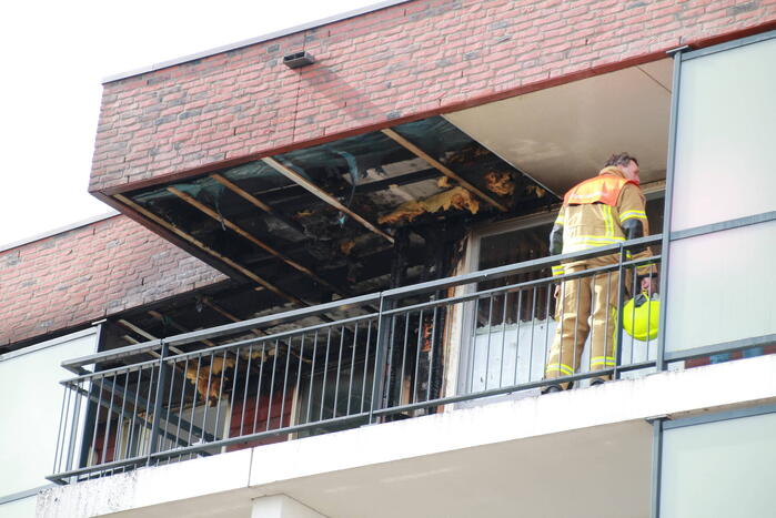 Brandweer groots ingezet voor brand op dak van appartementencomplex
