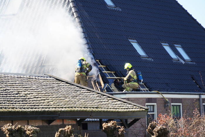 Rieten dak zorgt voor uitslaande brand